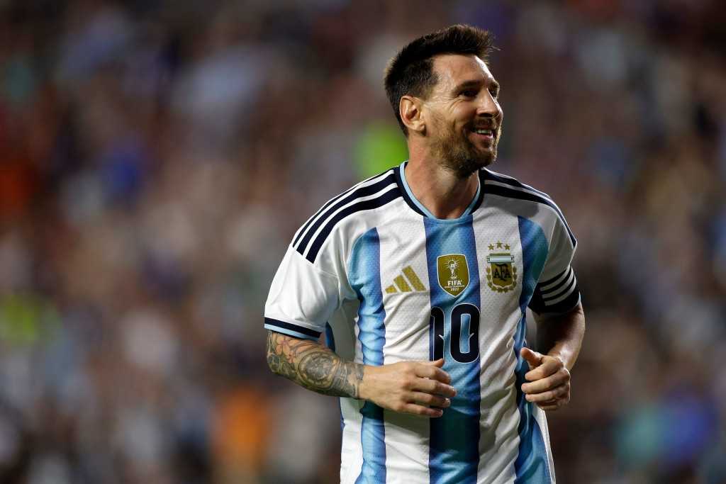 阿根廷球星梅西受球迷热捧，友谊赛进球再创历史纪录